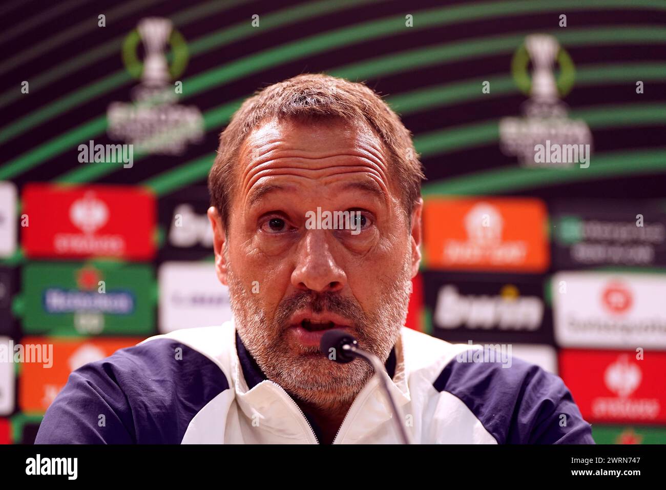 Ajax Manager John van 't Schip während einer Pressekonferenz im Villa Park, Birmingham. Bilddatum: Mittwoch, 13. März 2024. Stockfoto