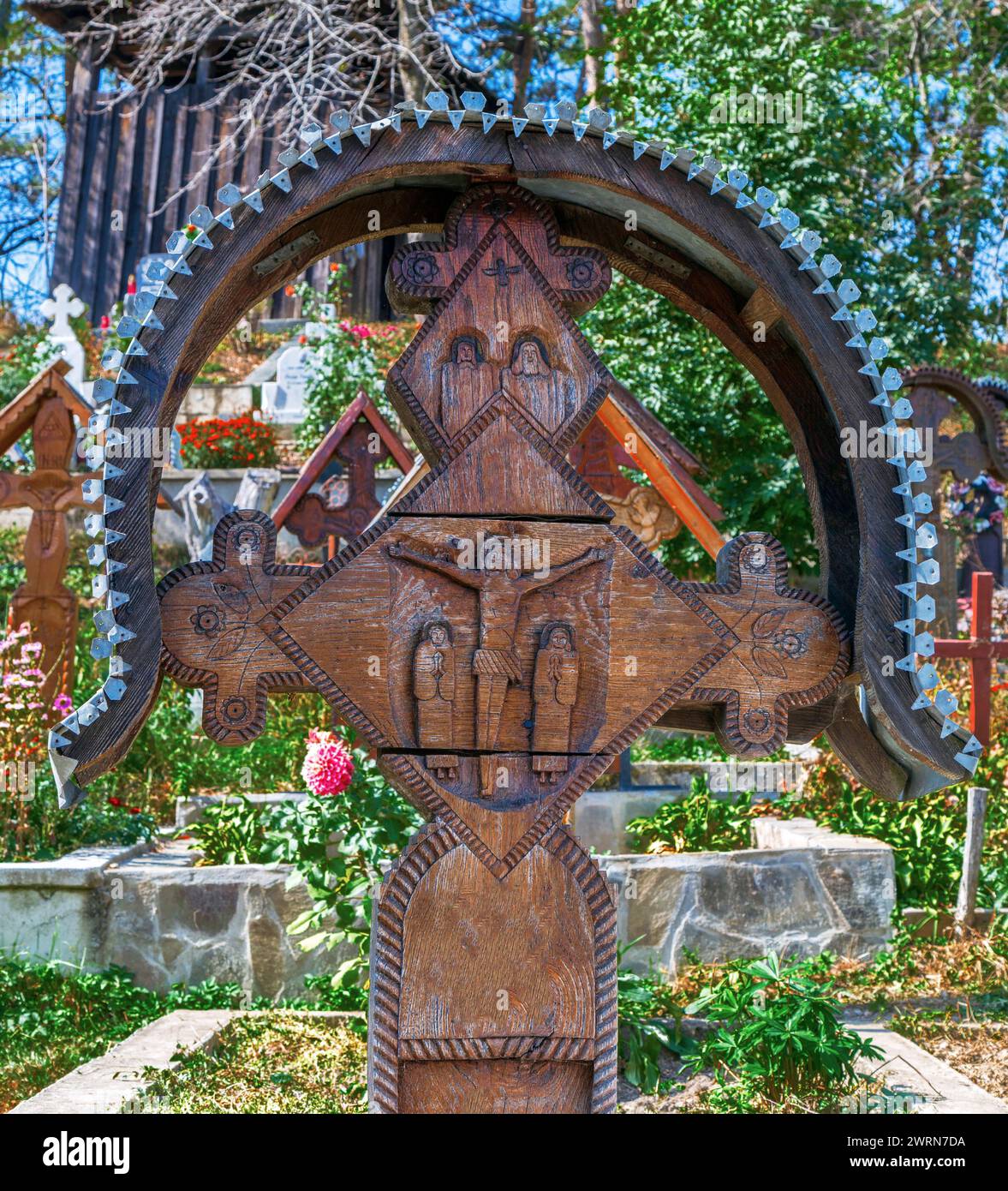 Dekoratives Holzkreuz mit traditionellen rumänischen Motiven, spezifisch für Maramures, Dorf Ieud Deal, Rumänien. Stockfoto