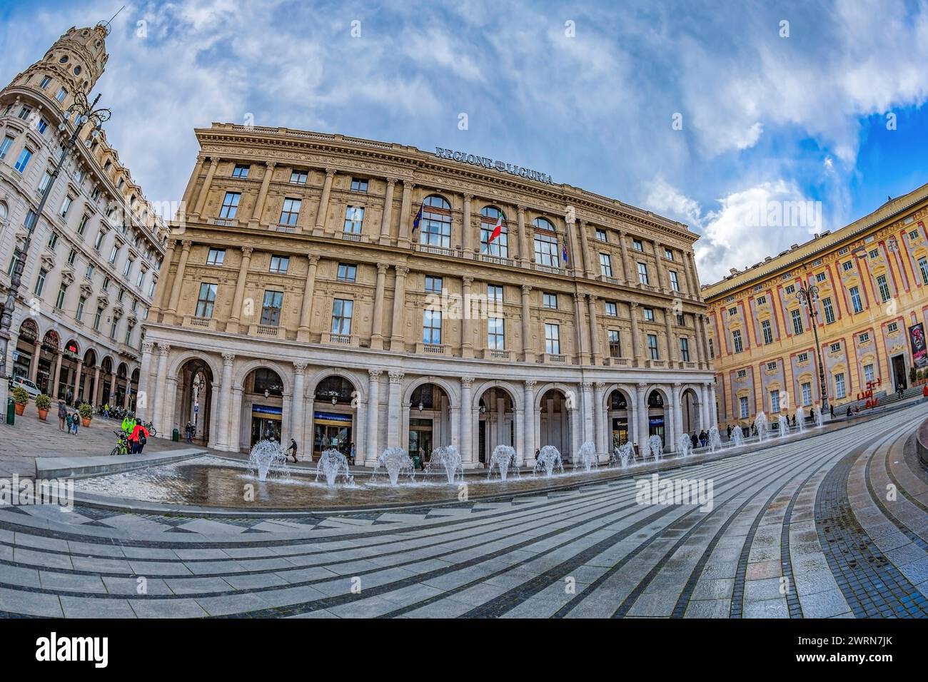 GENUA; ITALIEN - 20. MÄRZ 2021: Piazza Raffaele de Ferrari, der Hauptplatz von Genua, berühmt für seine Brunnen und Wasserspiele. In der Verwaltung im Hintergrund Stockfoto