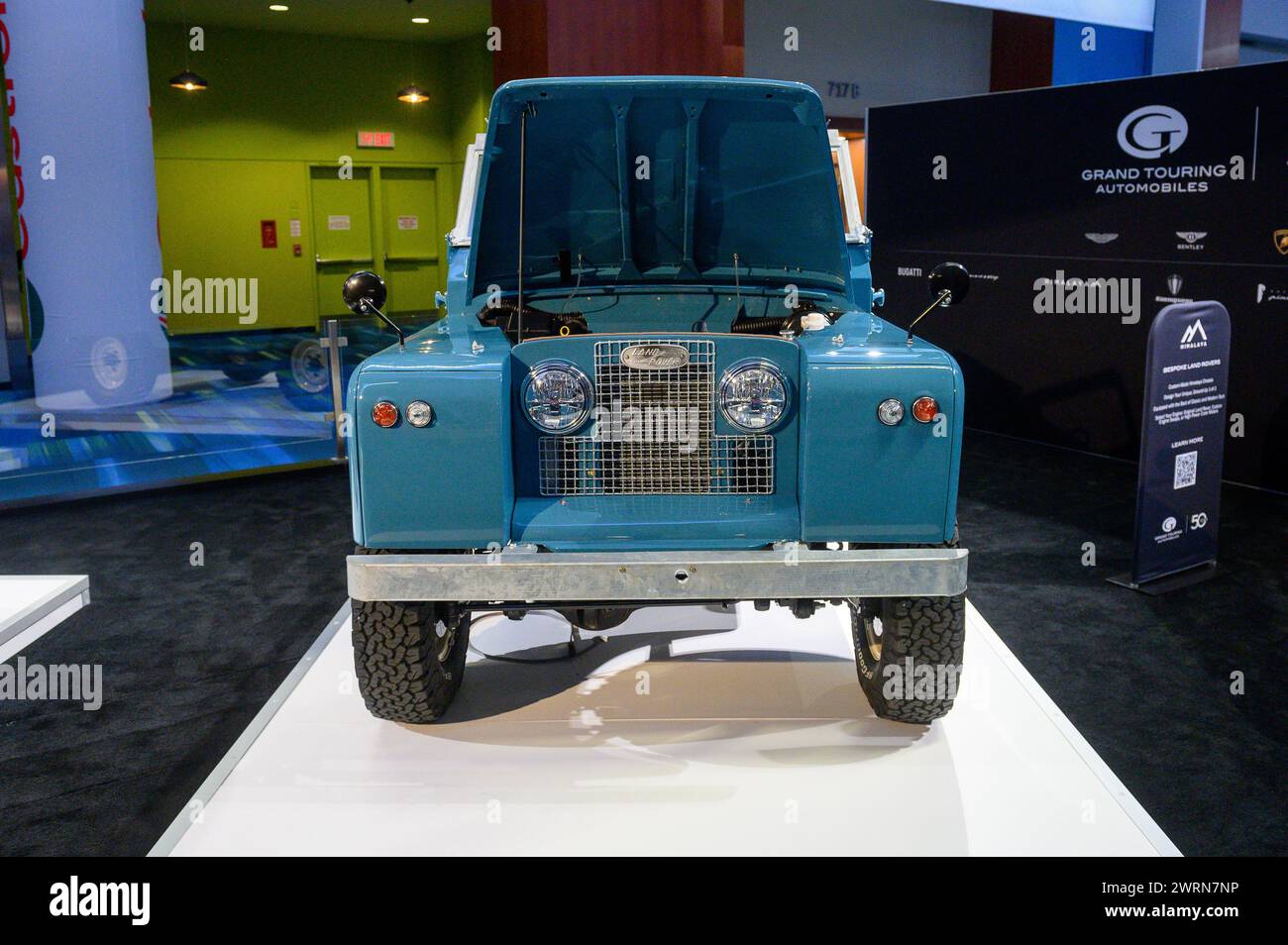 Toronto, ON, Kanada – 16. Februar 2024: Vorstellung des maßgeschneiderten Land Rover der Little Car Company im Metro Toronto Convention Centre Stockfoto