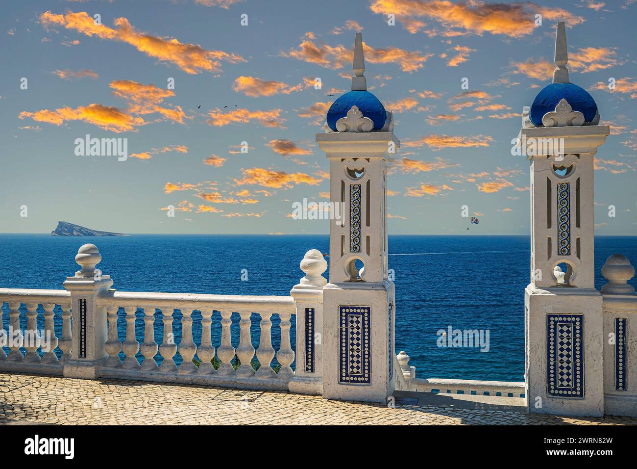 Detail der typischen traditionellen valencianischen Architektur. Der Balkon des Mittelmeers, Mirador del Castillo, Aussichtspunkt am Mittelmeer in Alica Stockfoto