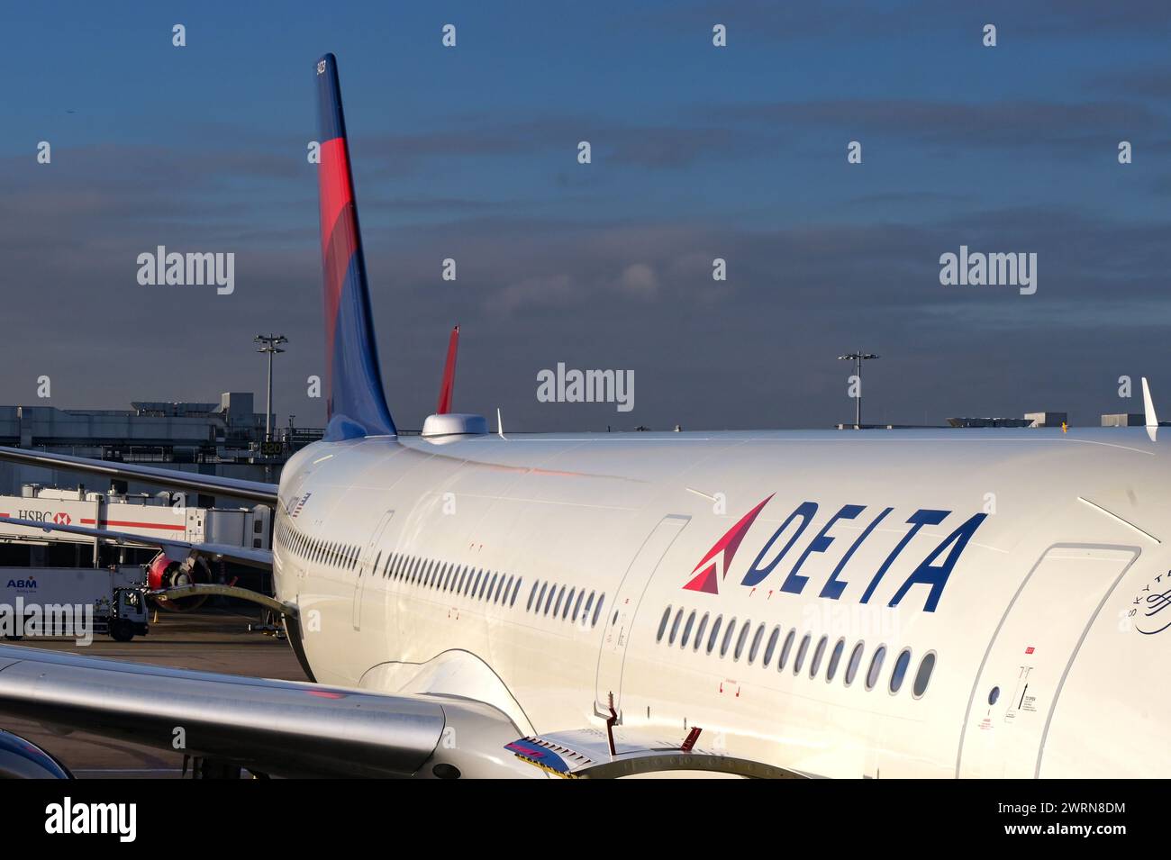London, England, Großbritannien - 11. Januar 2024: Nahaufnahme eines Passagierjets von Delta Air Lines am Flughafen London Heathrow im frühen Morgenlicht Stockfoto