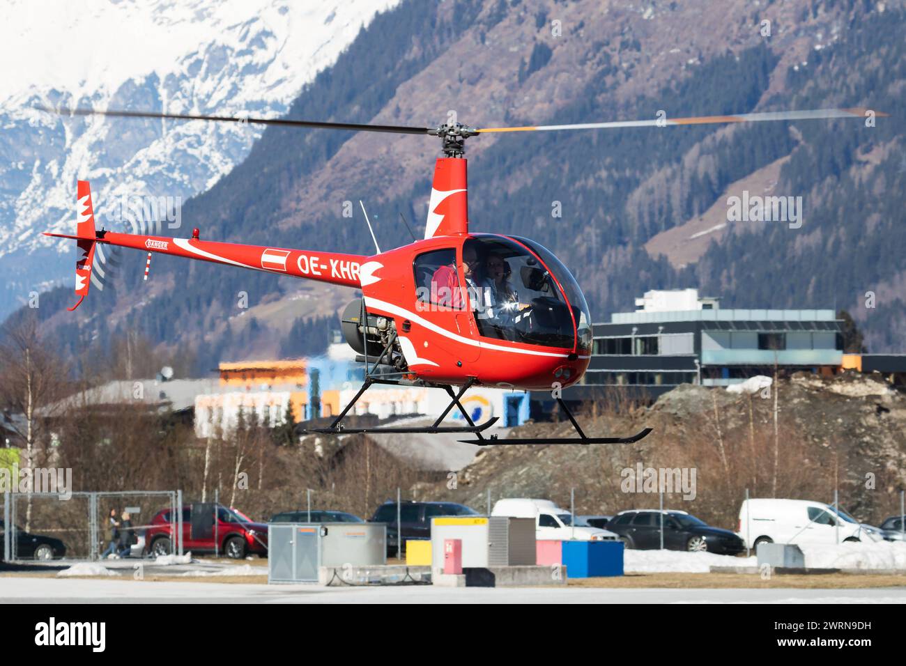 Zell am See, Österreich - 25. März 2018: Kommerzieller Hubschrauber auf Flughafen und Flugplatz. Rotorcraft. Allgemeine Luftfahrtindustrie. Zivile Versorgungsunternehmen Stockfoto
