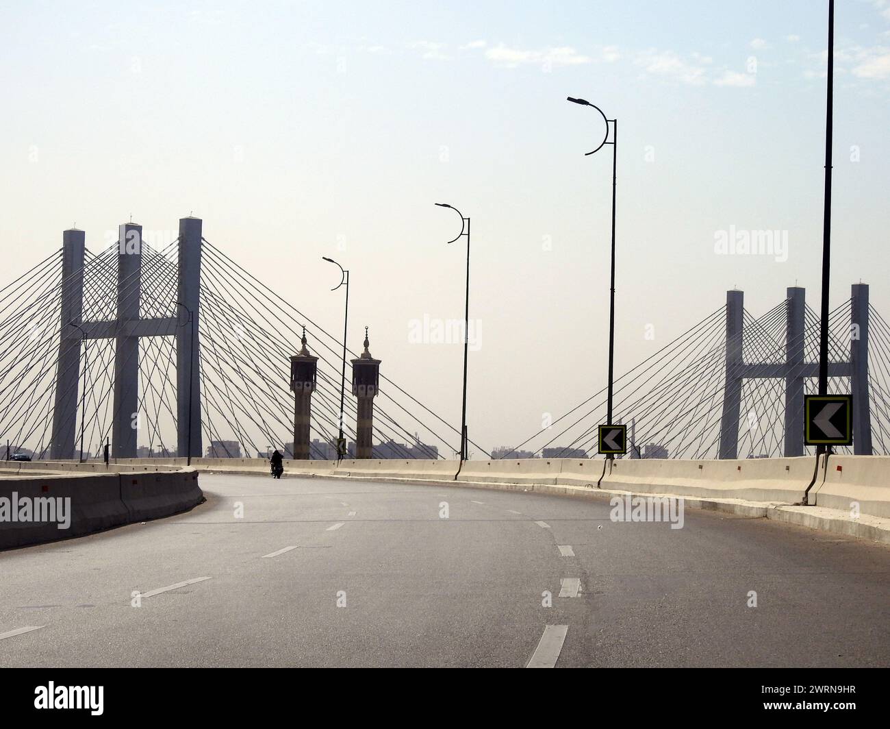 Kairo, Ägypten, März 9 2023: The Rod El Farag Axis Tahya Misr Masr Bridge, die weltweit größte Seilbahnbrücke laut Guinness World Recor Stockfoto