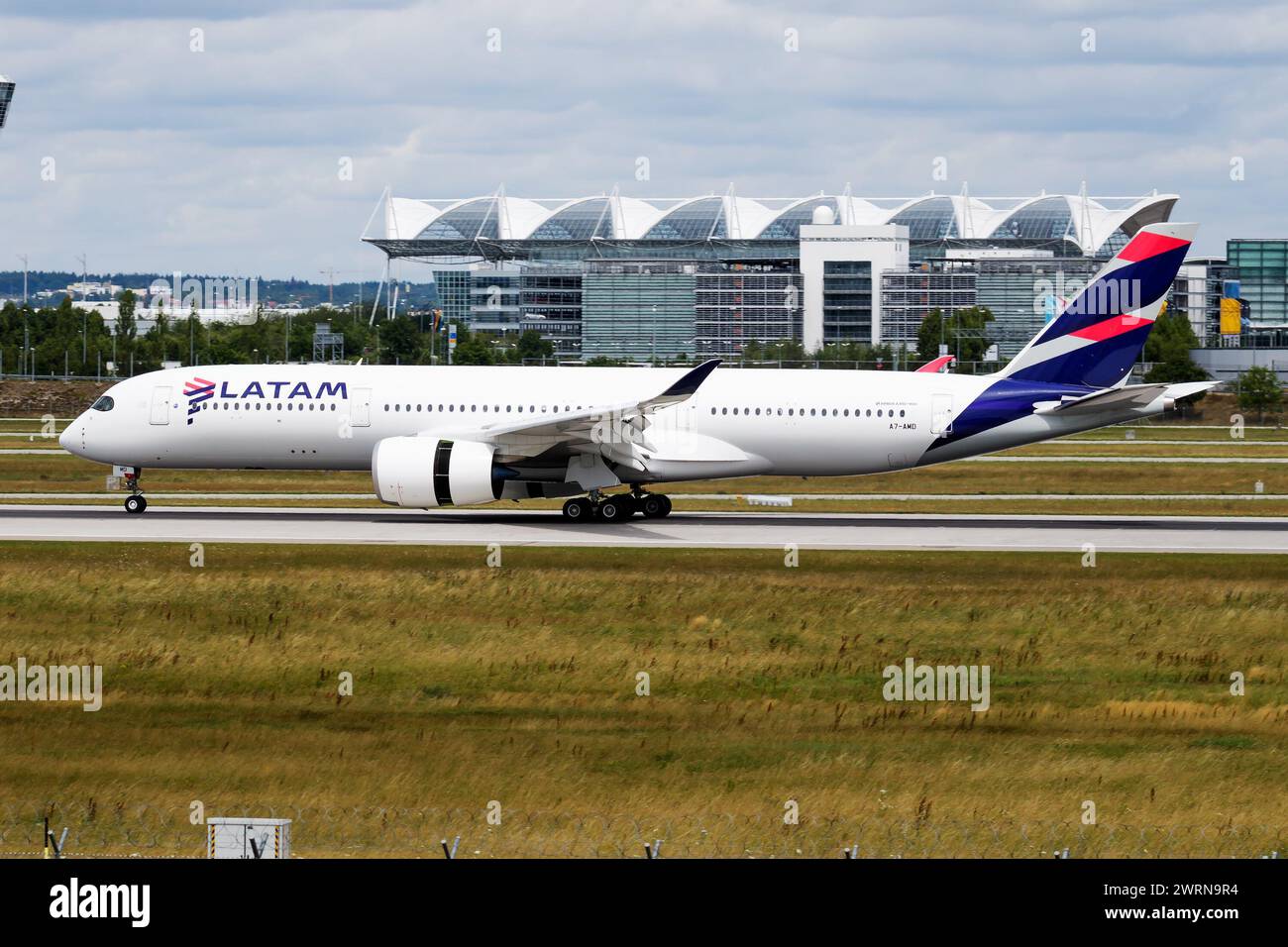München / Deutschland - 11. Juli 2017: Qatar Airways (LATAM) Airbus A350-900 A7-AMD Passagierflugzeug startet am Flughafen München Stockfoto