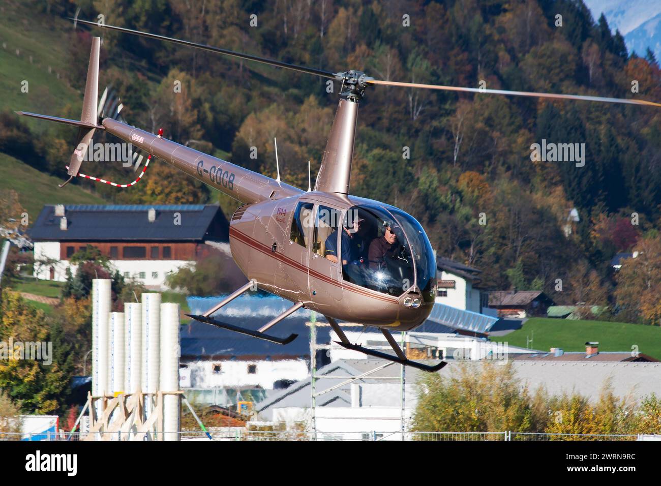 Zell am See, Österreich - 20. Oktober 2012: Kommerzieller Hubschrauber auf Flughafen und Flugplatz. Rotorcraft. Allgemeine Luftfahrtindustrie. Ziviler Versorgungsverkehr Stockfoto