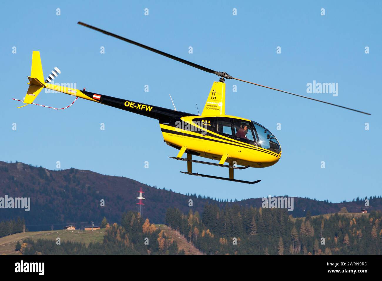 Zell am See, Österreich - 20. Oktober 2012: Kommerzieller Hubschrauber auf Flughafen und Flugplatz. Rotorcraft. Allgemeine Luftfahrtindustrie. Ziviler Versorgungsverkehr Stockfoto