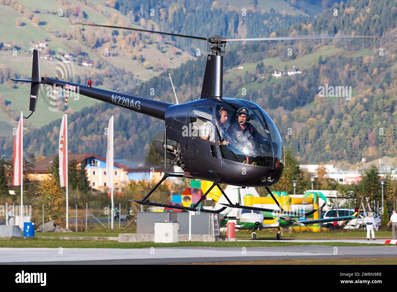 Zell am See, Österreich - 20. Oktober 2012: Kommerzieller Hubschrauber auf Flughafen und Flugplatz. Rotorcraft. Allgemeine Luftfahrtindustrie. Ziviler Versorgungsverkehr Stockfoto
