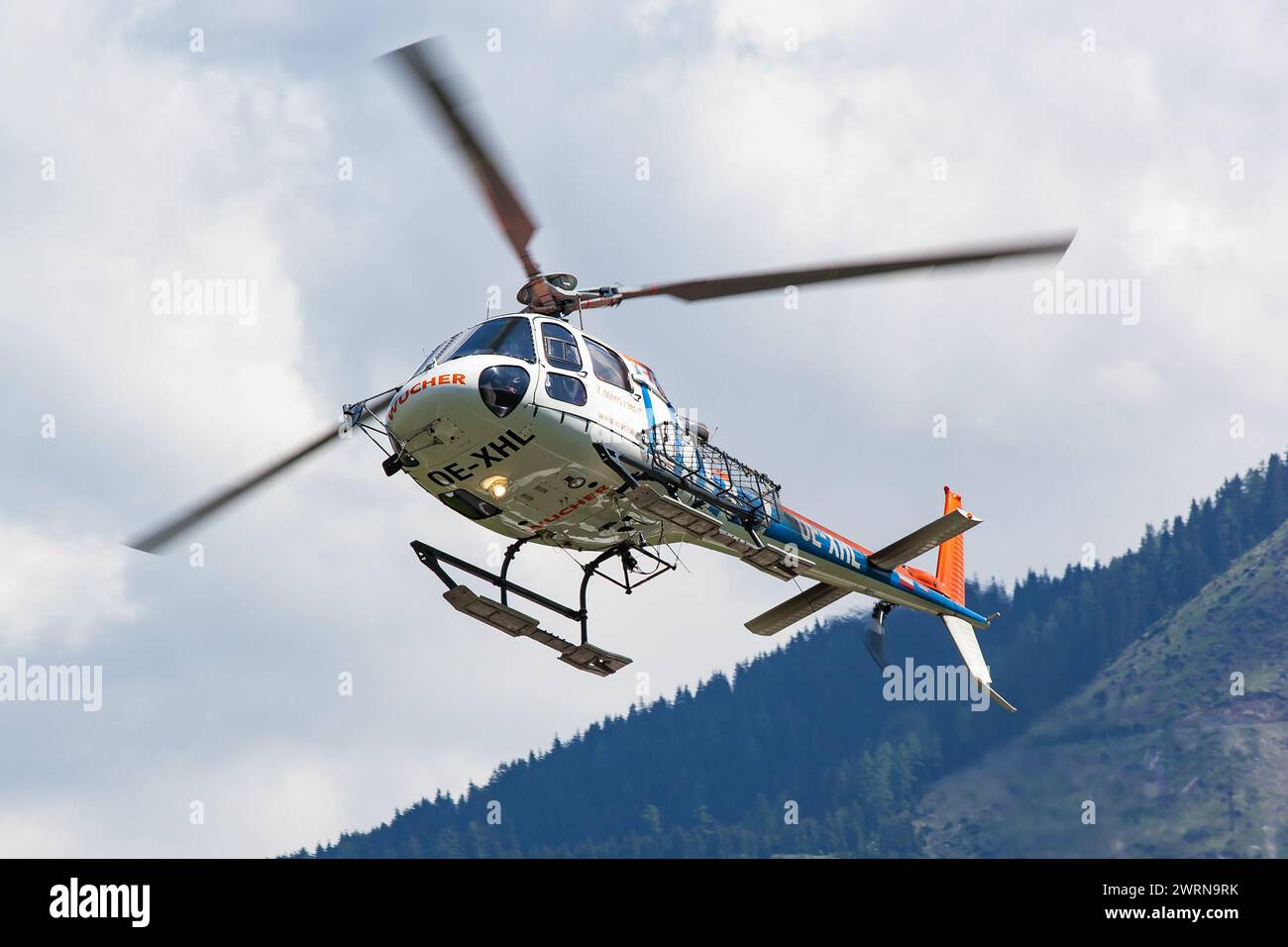 Zell am See, Österreich - 26. Mai 2012: Kommerzieller Hubschrauber auf Flughafen und Flugplatz. Rotorcraft. Allgemeine Luftfahrtindustrie. Ziviler Versorgungsverkehr Stockfoto