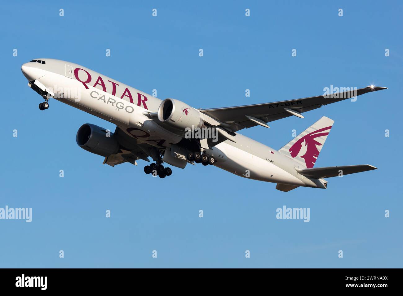 Budapest, Ungarn - 17. Oktober 2021: Qatar Airways Cargo Boeing 777-200 Frachtflugzeug am Flughafen. Luftfracht und Versand. Luftfahrt und Luftfahrt. Trans Stockfoto