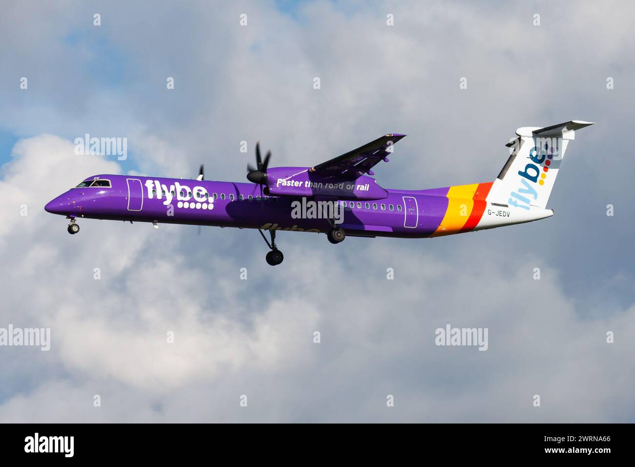 Amsterdam, Niederlande - 14. August 2014: Flybe Passagierflugzeug am Flughafen. Planen Sie die Flugreise. Luftfahrt und Luftfahrt. Luftverkehr. Global Inter Stockfoto