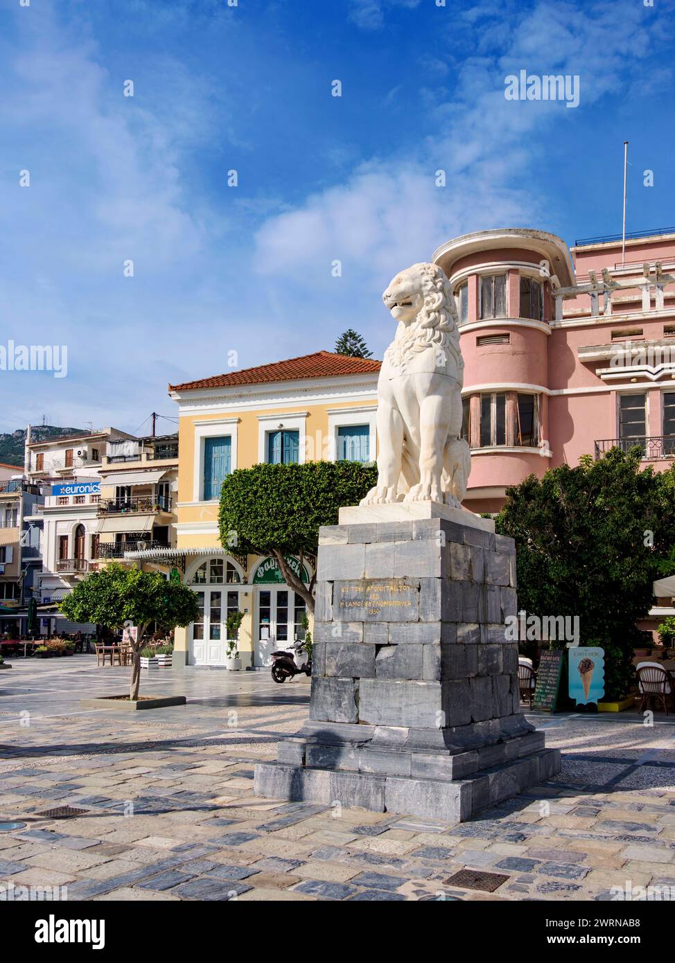 Löwenstatue am Hauptplatz von Pythagora, Samos Stadt, Samos Insel, nördliche Ägäis, griechische Inseln, Griechenland, Europa Urheberrecht: KarolxKozlowski 1245-3053 Stockfoto