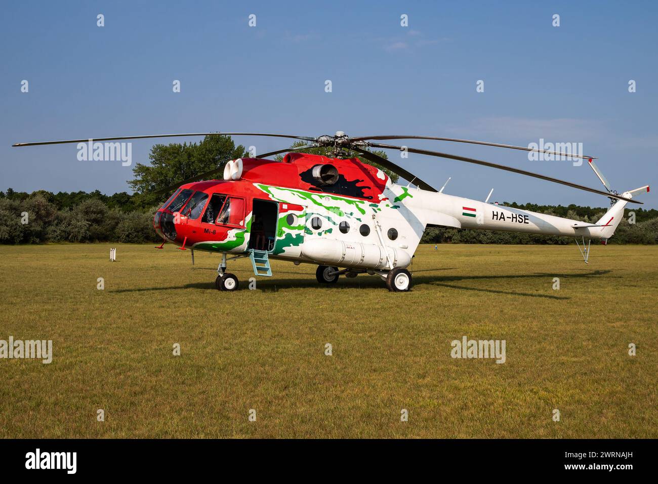 Siofok, Ungarn - 23. Juli 2016: Kommerzieller Hubschrauber auf Flughafen und Flugplatz. Rotorcraft. Allgemeine Luftfahrtindustrie. Transport von öffentlichen Versorgungsunternehmen. A Stockfoto