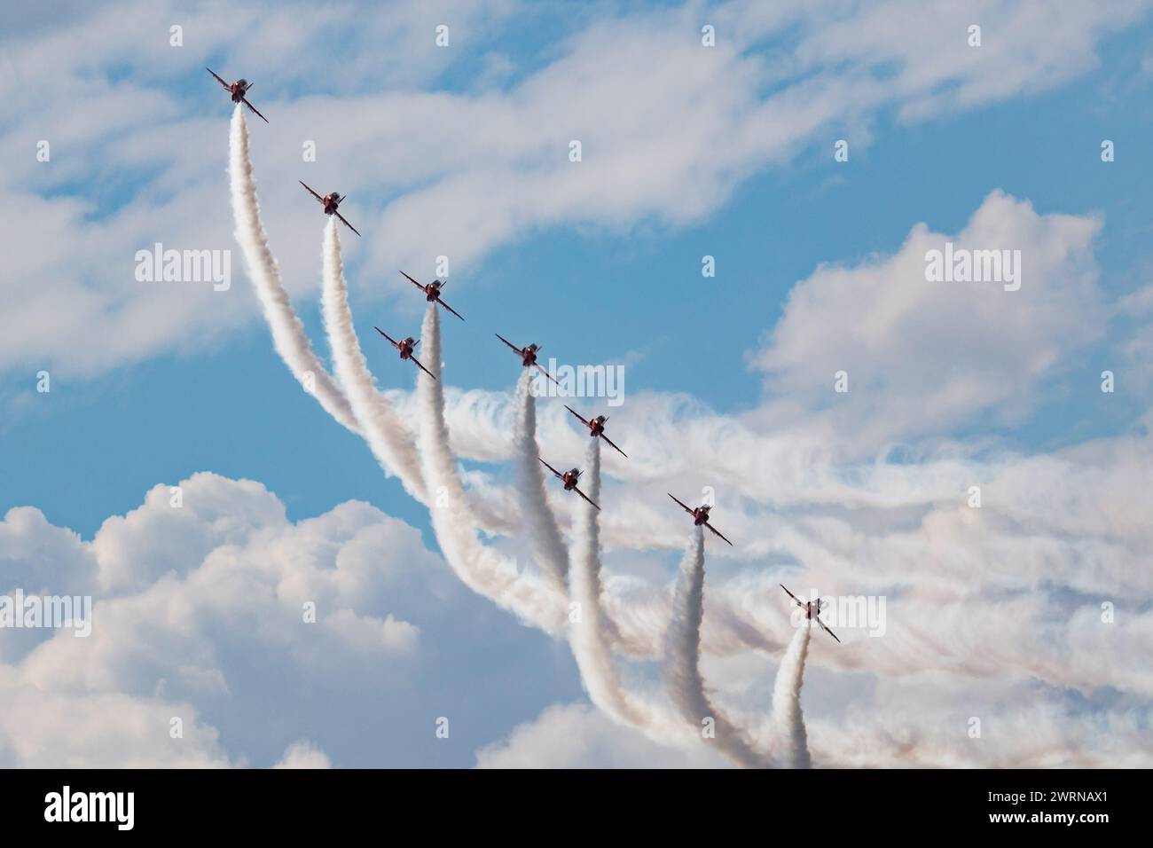 FAIRFORD / VEREINIGTES KÖNIGREICH - 12. JULI 2018: Rote Pfeile des Kunstflugteams der Royal Air Force mit BAE Hawk T1A-Display für RIAT Royal International Air Tattoo Stockfoto