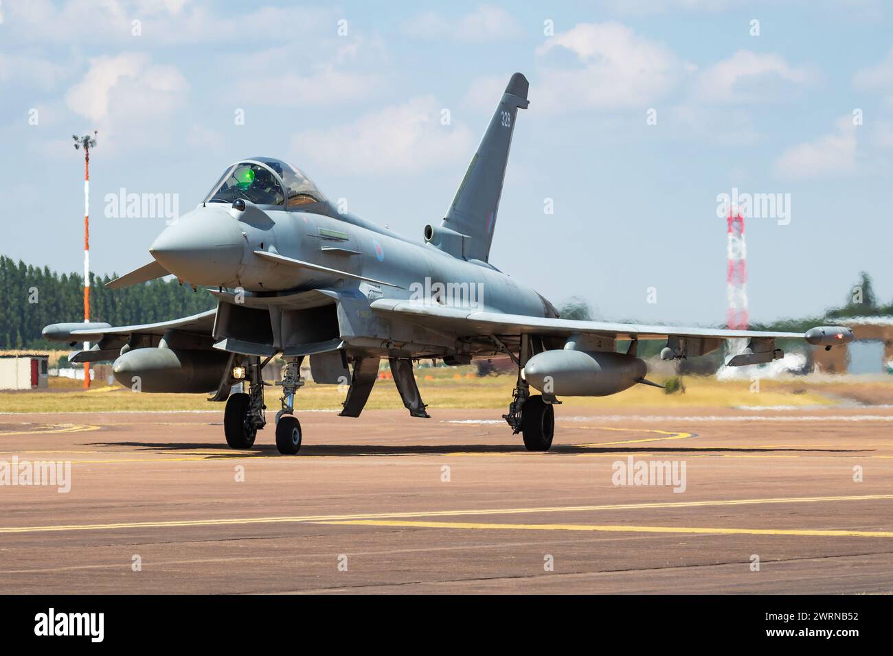 FAIRFORD/DEUTSCHLAND - vom 12. Juli 2018: die Royal Air Force Eurofighter Typhoon ZK 328 fighter Jet aircraft Ankunft und Rollen für RIAT Royal Internati Stockfoto