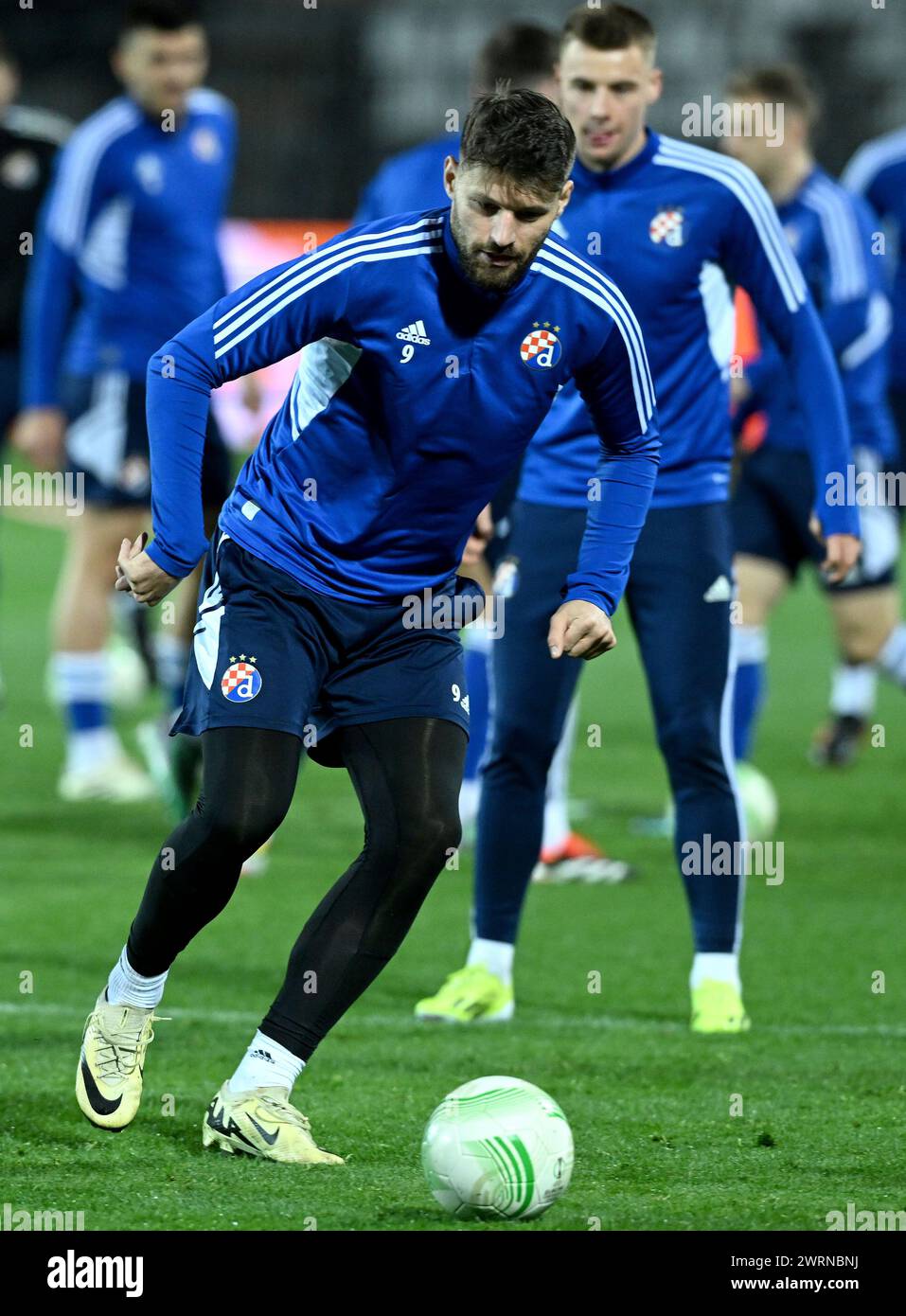 Solun, Hrvatska. März 2024. Spieler Bruno Petkovic schießt einen Ball während eines offiziellen Trainings am 13. März 2024. In Solun, Griechenland, vor dem Rückspiel der UEFA Conference League 1/8 zwischen PAOK und GNK Dinamo. Foto: Marko Lukunic/PIXSELL Credit: Pixsell/Alamy Live News Stockfoto