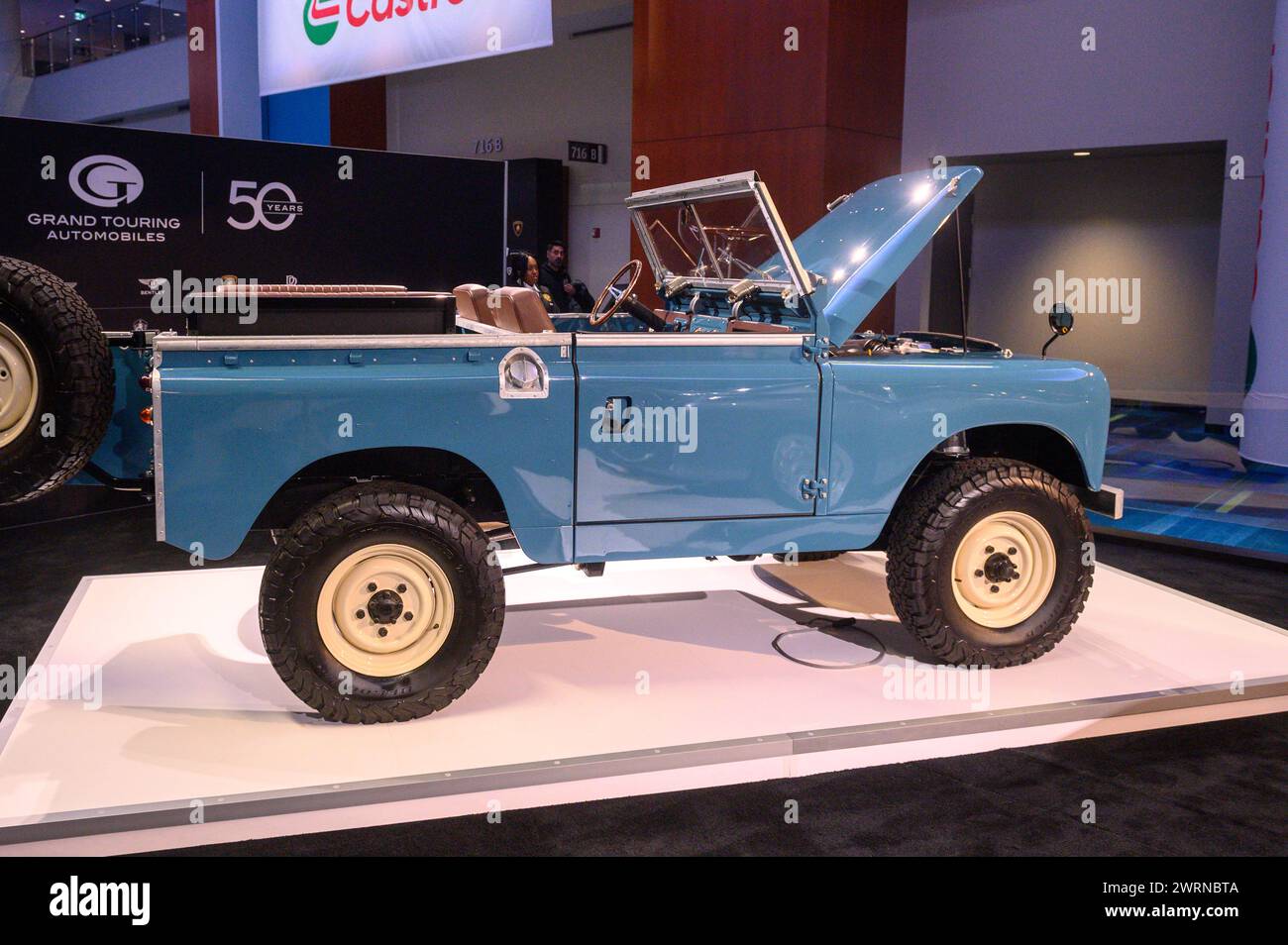 Toronto, ON, Kanada – 16. Februar 2024: Vorstellung des maßgeschneiderten Land Rover der Little Car Company im Metro Toronto Convention Centre Stockfoto