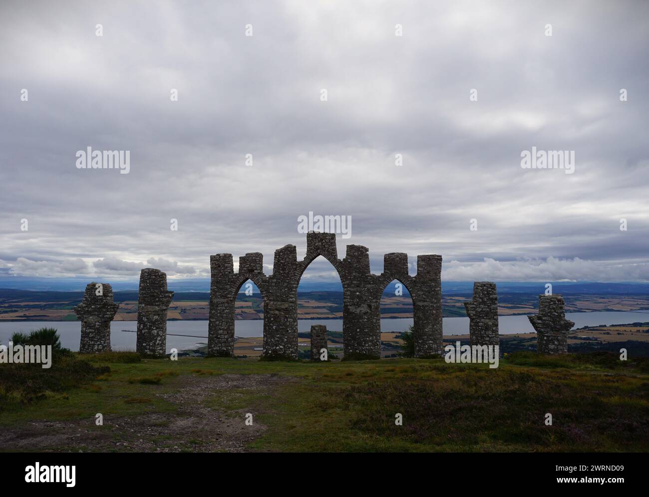 Fyrish Monument, Schottland. Erbaut im Jahr 1782, dominiert es eine Landschaft des schottischen Hochlands. Stockfoto