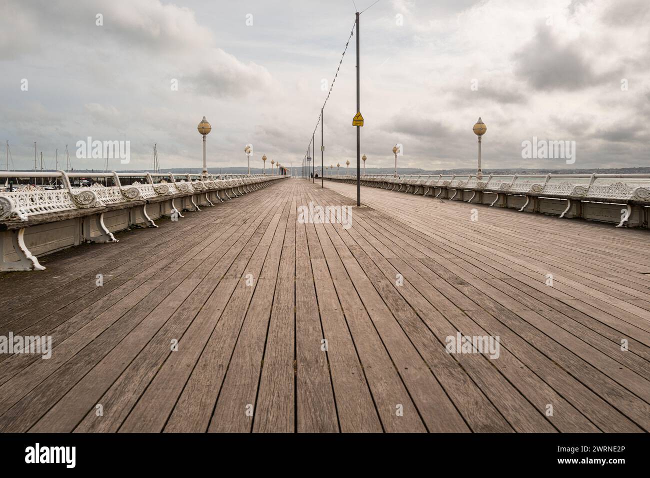 Torquay Princess Pier Boardwalk an einem bewölkten Tag im Frühjahr. Devon, England, Großbritannien. Stockfoto