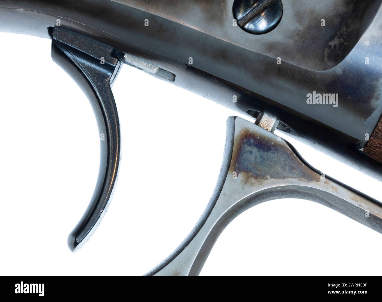 Glatter Auslöser an einem Hebelgewehr mit festem Hebel und isoliertem Hebel auf weißem Hintergrund in einem Studioaufnahme. Stockfoto