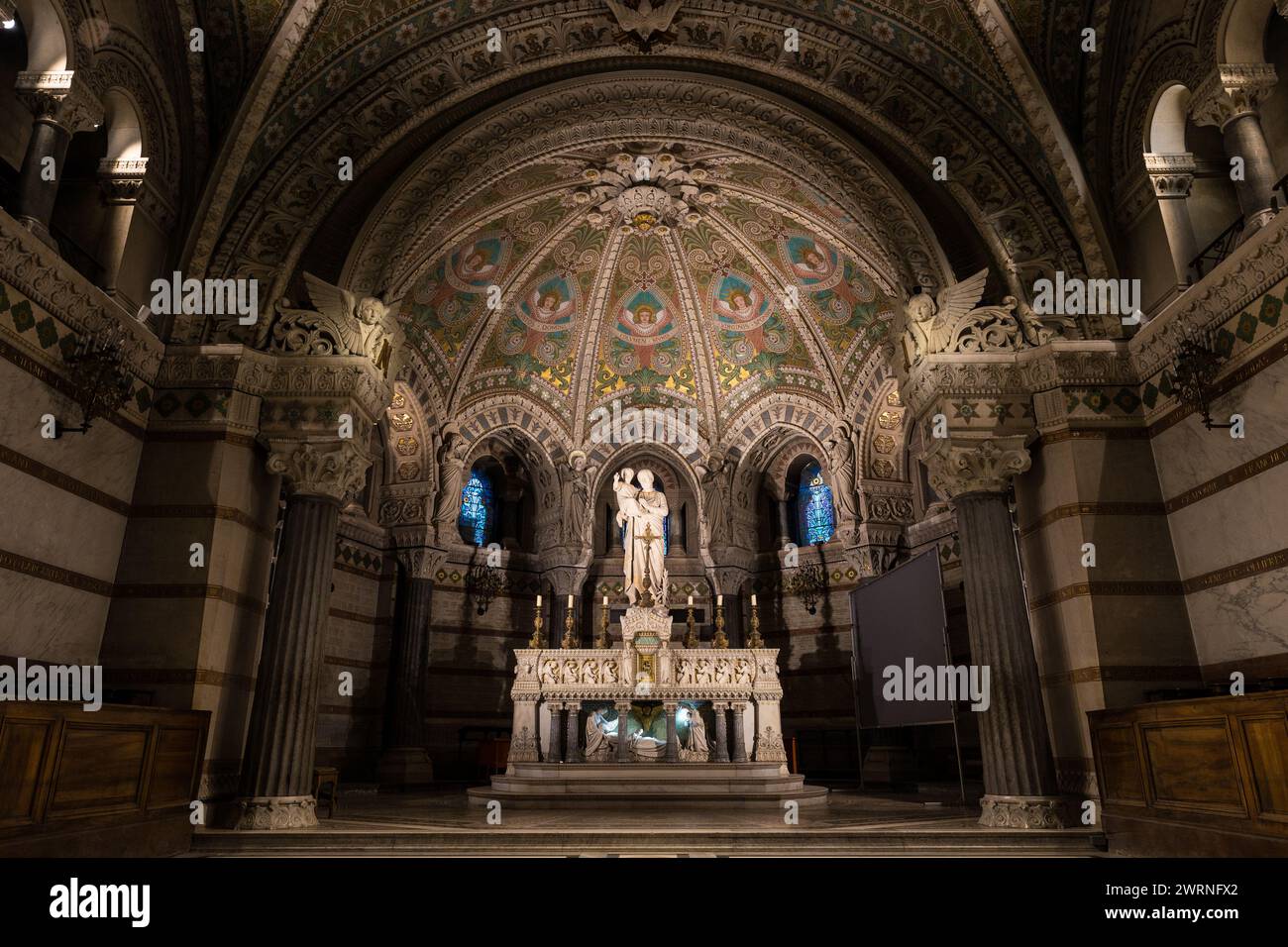 Autel de la Crypte dédié Saint-Joseph sous la Basilique Notre-Dame-de-Fourvière à Lyon Stockfoto