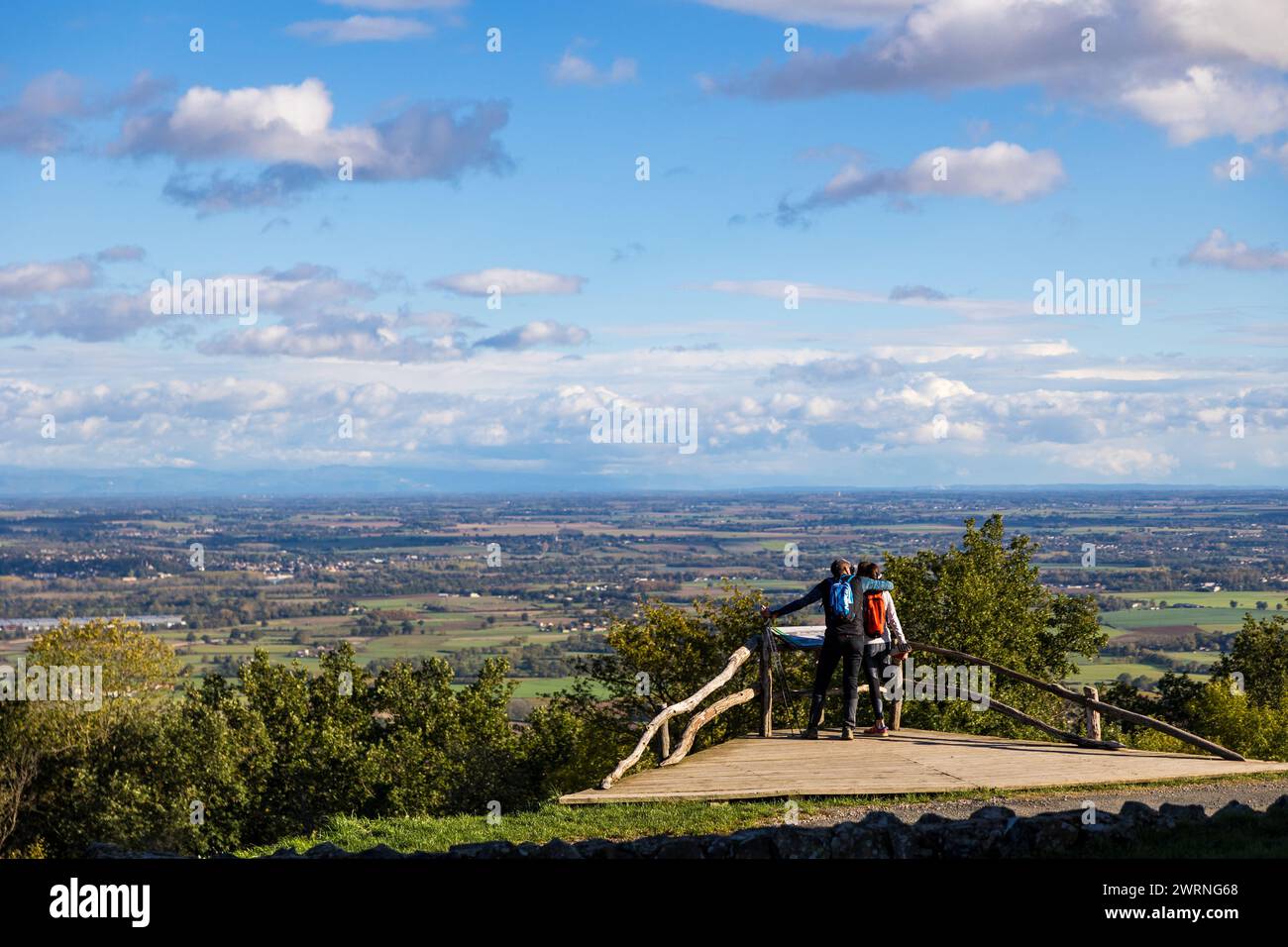 Ein Paar von Randonneurs besinnt le paysage Depuis le sommet du Mont Brouilly Stockfoto