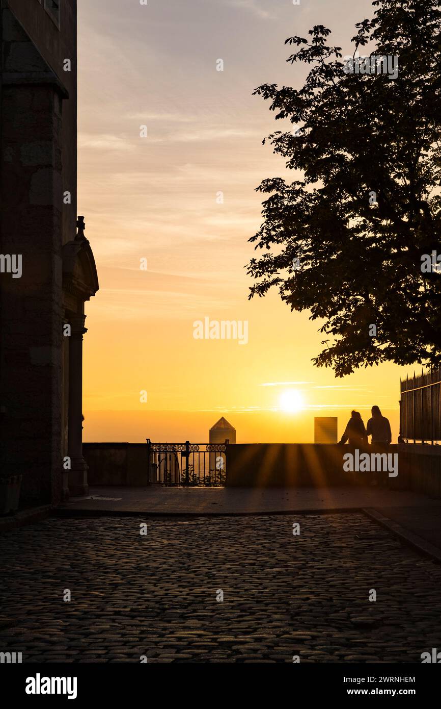 Silhouettes de personnes contemplant le Lever de soleil sur les Tours du quartier d’affaire de la Part-Dieu à Lyon depuis Fourvière Stockfoto