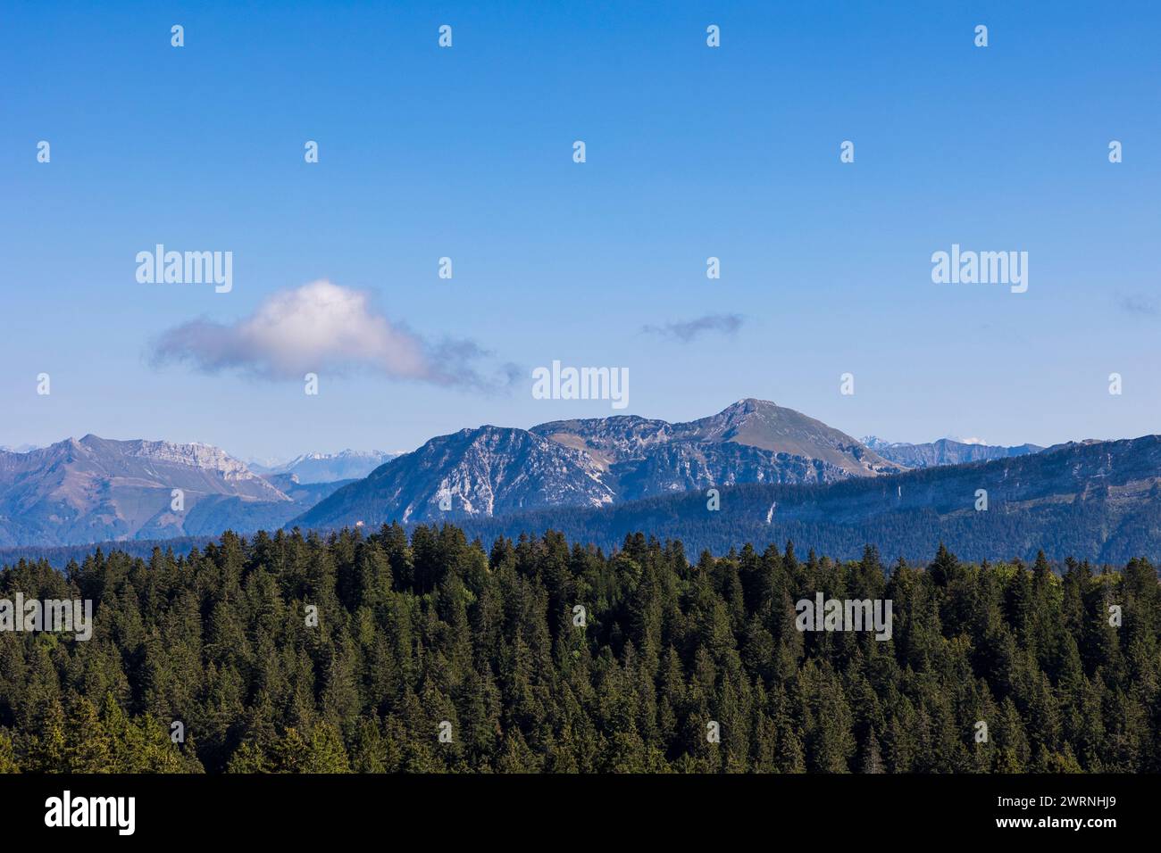 Vue sur le Massif des Bauges depuis le Belvédère du Mont Revard Stockfoto