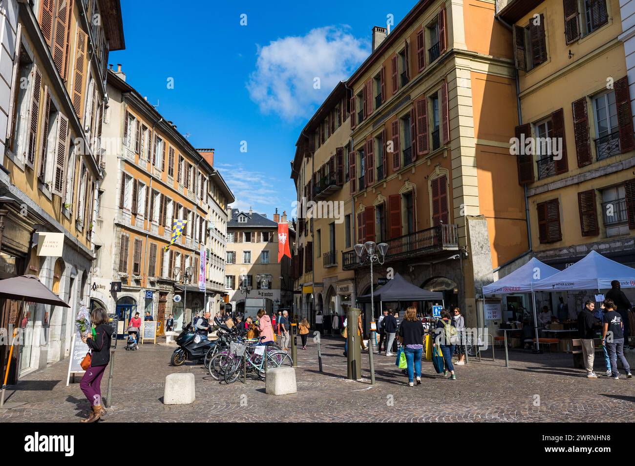 Boulevard du Théâtre à Chambéry, animé par les commerces et la foule d’un samedi matin d’été Stockfoto