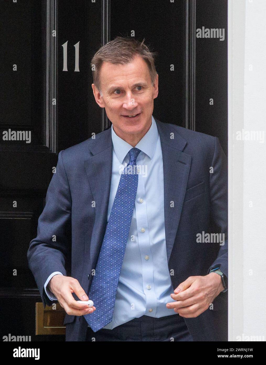 London, Vereinigtes Königreich. März 2024. Kanzler Jeremy Hunt ist außerhalb der Downing Street 11 zu sehen. Credit: Tayfun Salci / Alamy Live News Stockfoto