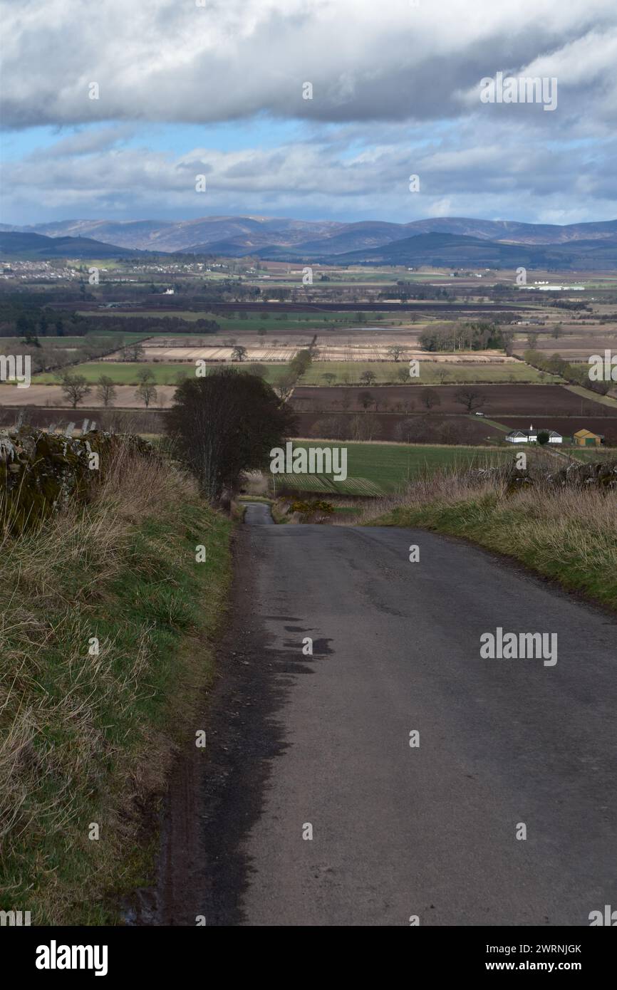 Der Blick von einem Hügel über Glamis über das fruchtbare Ackerland von Strathmore in Richtung Kirriemuir, Angus Glens und Highland Boundary Faultline. Stockfoto