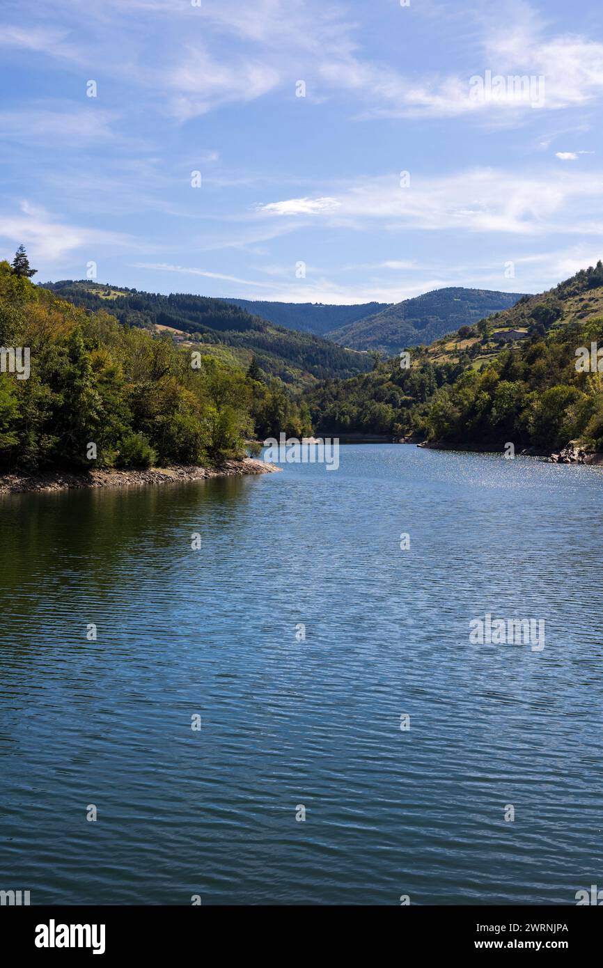 Lac formé par le Barrage de la Rive sur la rivière Le Ban, dans le Parc naturel régional du Pilat Stockfoto