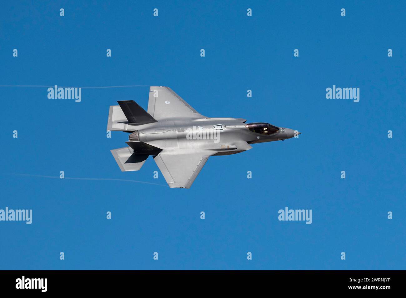 Death Valley, Usa. März 2024. Ein Royal Netherlands Air Force F-35A Lightning II Stealth Kampfflugzeug führt während der multinationalen Übung Red Flag-Nellis 24-2, 7. März 2024 über dem Death Valley, Kalifornien, Flugmanöver durch. Quelle: SRA Megan Estrada/USA Air Force/Alamy Live News Stockfoto