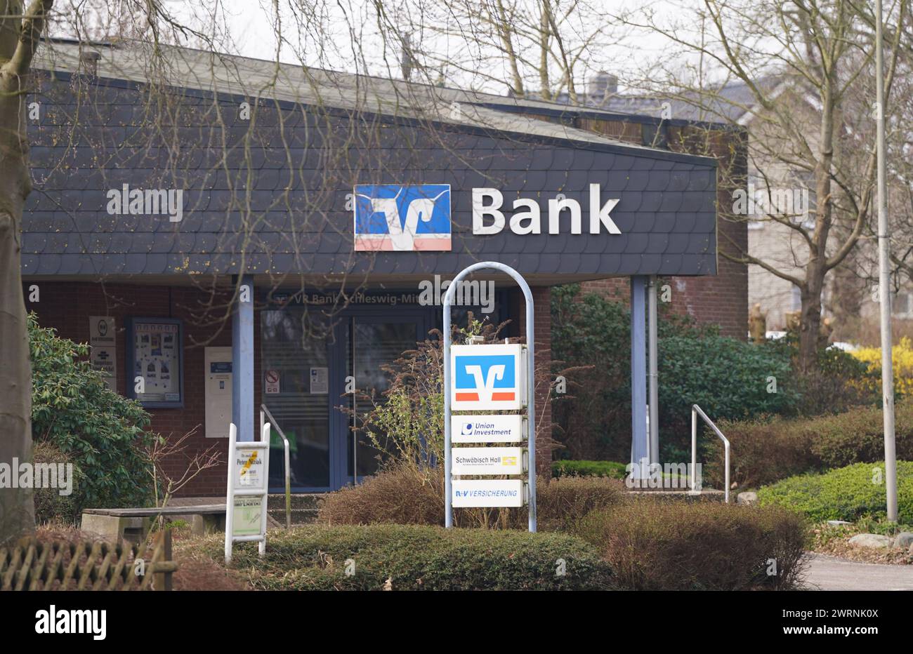 Aukrug, Deutschland. März 2024. Blick auf eine Niederlassung der VR Bank Schleswig-Mittelholstein EG. Quelle: Marcus Brandt/dpa/Alamy Live News Stockfoto