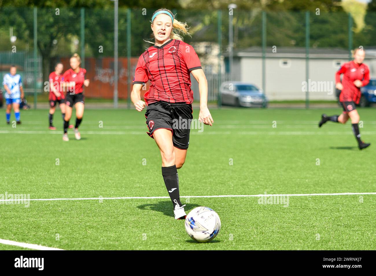 Ystrad Mynach, Wales. 3. Oktober 2021. Taylor Brackin von Hounslow Women in Aktion während des FA Women's National League Southern Premier Division Spiels zwischen Cardiff City Ladies und Hounslow Women im Centre of Sporting Excellence in Ystrad Mynach, Wales, Großbritannien am 3. Oktober 2021. Quelle: Duncan Thomas/Majestic Media. Stockfoto