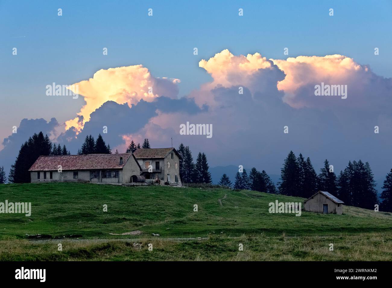 Malga Seconda Posta und die Wolken bei Sonnenuntergang. Alpe Cimbra. Folgaria Trentino, Italien. Stockfoto