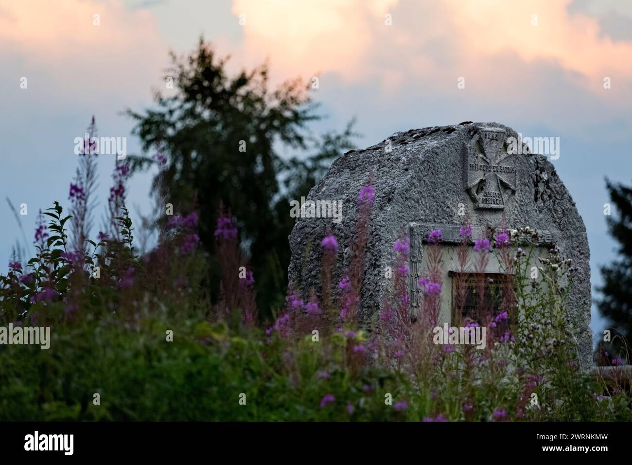 Österreichisch-ungarisches Denkmal des Ersten Weltkriegs, das Karl von Habsburg gewidmet ist. Chalet Monte Coston, Fiorentini, Lastebasse, Veneto, Italien. Stockfoto