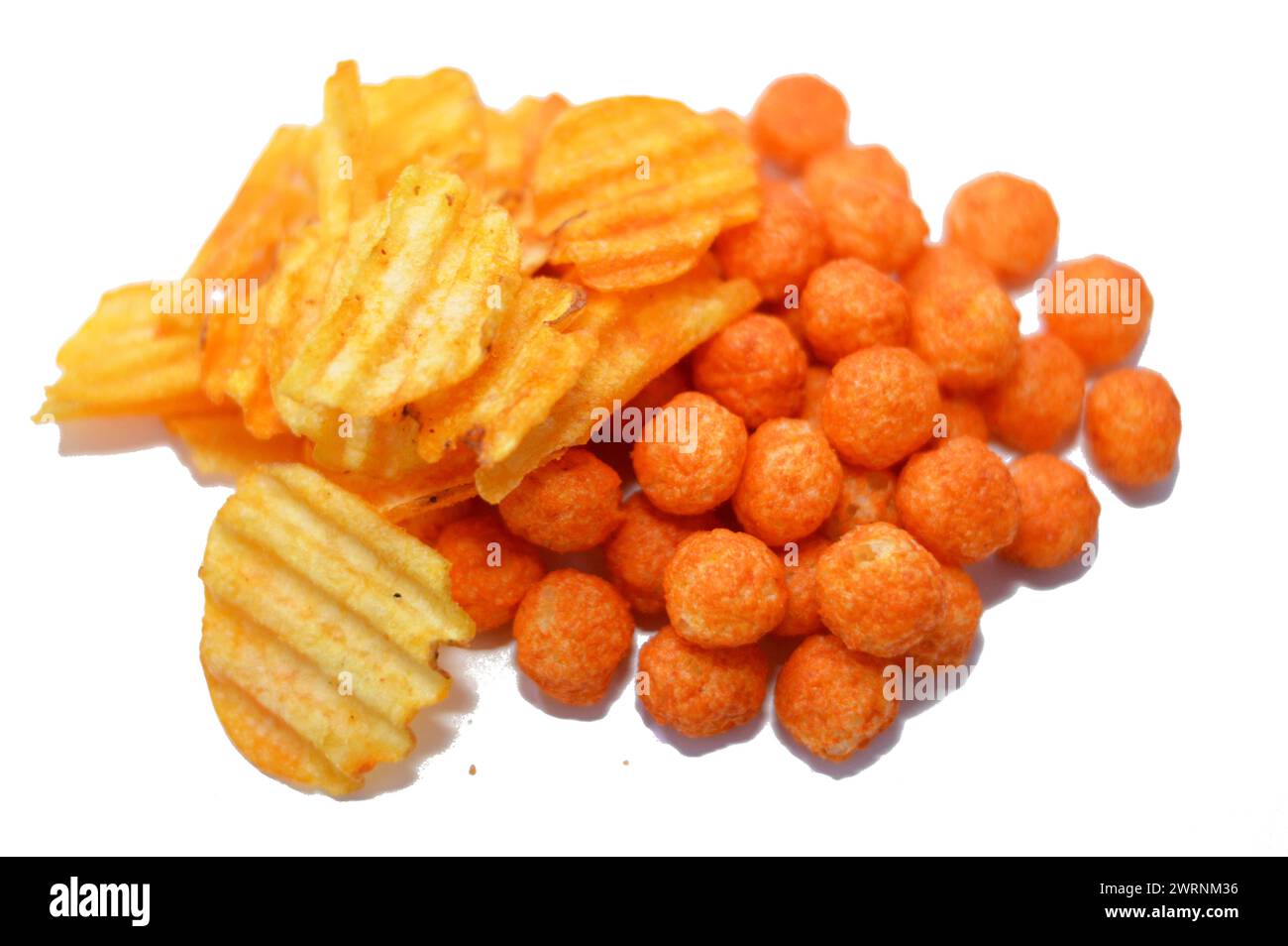 Hintergrund von frittierten Käsebällchen, Käsebällchen, Käsebällchen und frittierten Kartoffelscheiben mit Aromen von Limetten- und Korianderisolat Stockfoto