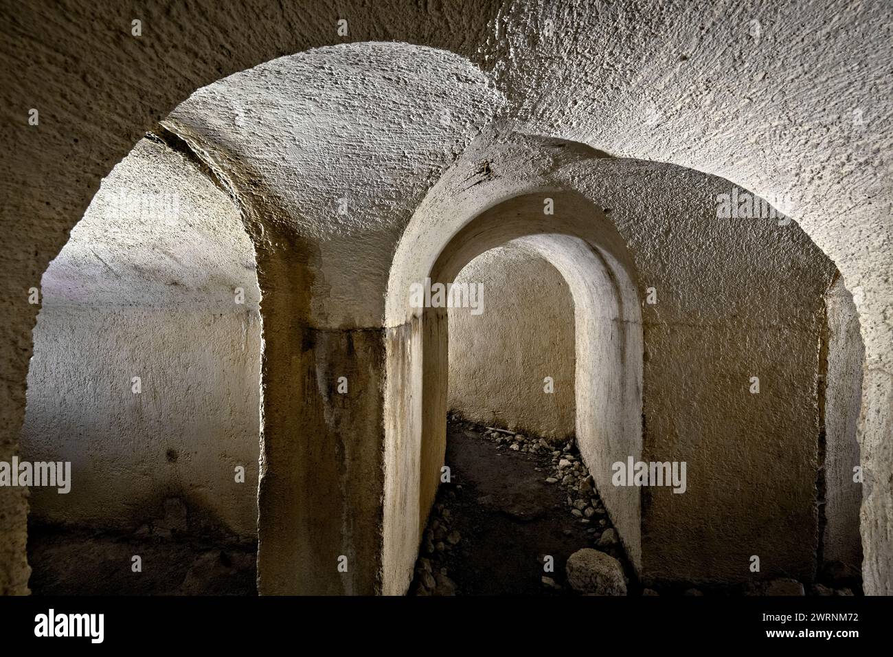 Unterirdische Räume und Korridore der österreichisch-ungarischen Panzerbatterie des Großen Celvakrieges. Trient, Trentino, Italien. Stockfoto