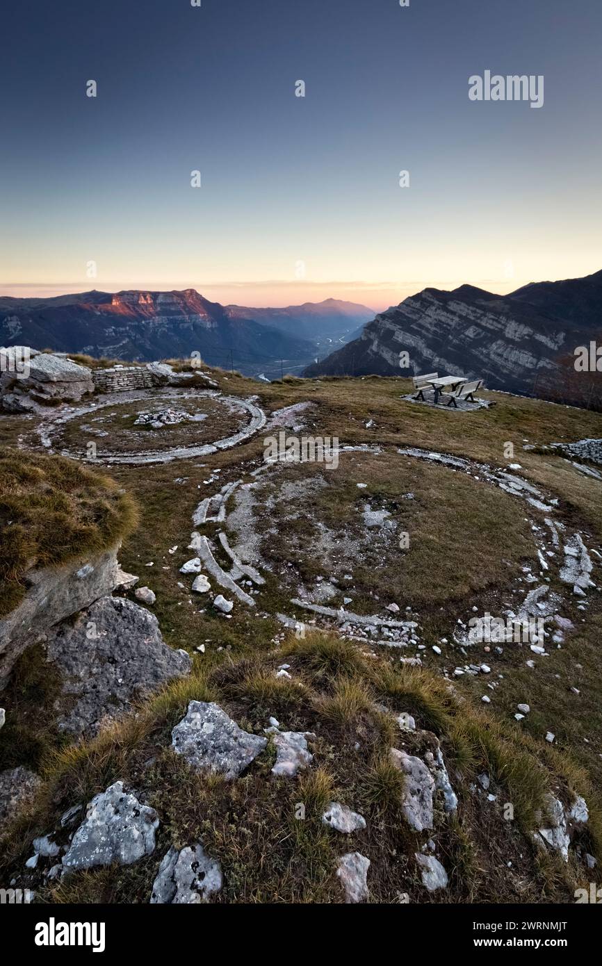 Reste der italienischen Befestigungsanlagen des Ersten Weltkriegs am Corno della Paura. Im Hintergrund die Lessinia. Brentonico, Trentino, Italien. Stockfoto