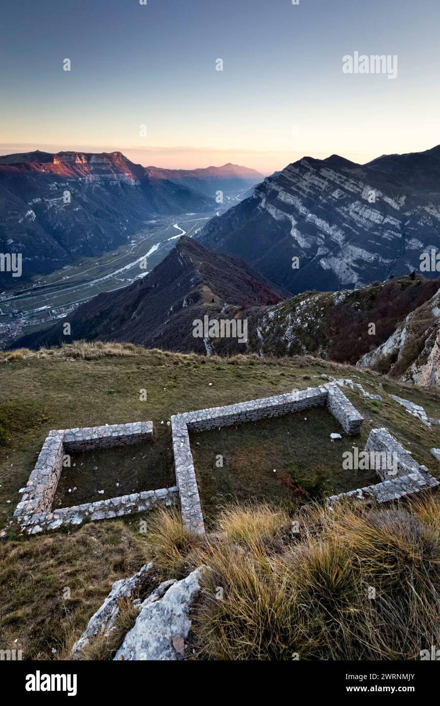 Reste der italienischen Befestigungsanlagen des Ersten Weltkriegs am Corno della Paura. Im Hintergrund die Lessinia. Brentonico, Trentino, Italien. Stockfoto