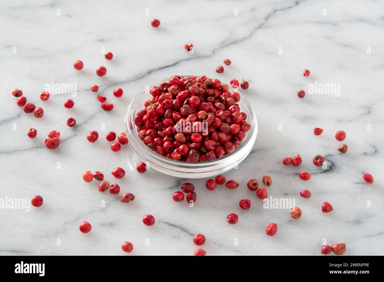 Nahaufnahme des Gewürzes roter Pfeffer oder rosa Beeren Stockfoto