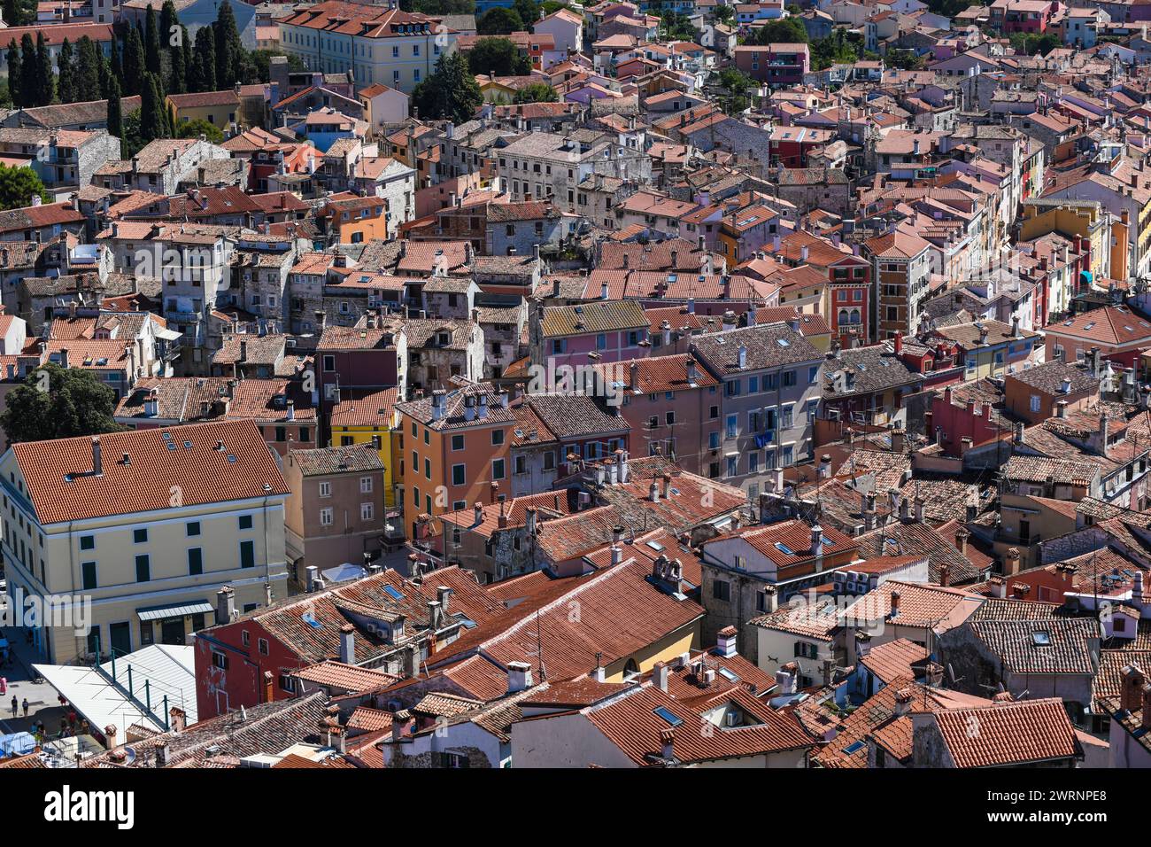 Rovinj: Straßen und Dächer der Altstadt, Blick vom Glockenturm der Kirche St. Euphemia. Kroatien Stockfoto