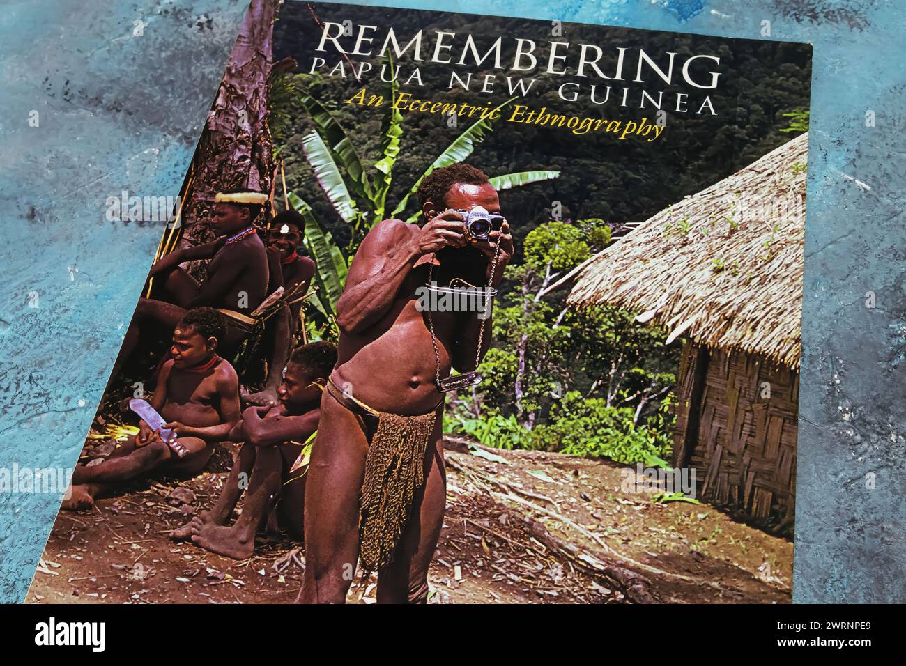 Viersen, Deutschland - 1. März. 2024: Nahaufnahme des William Clarke Buchcover zur Erinnerung an Papua-Neuguinea Stockfoto