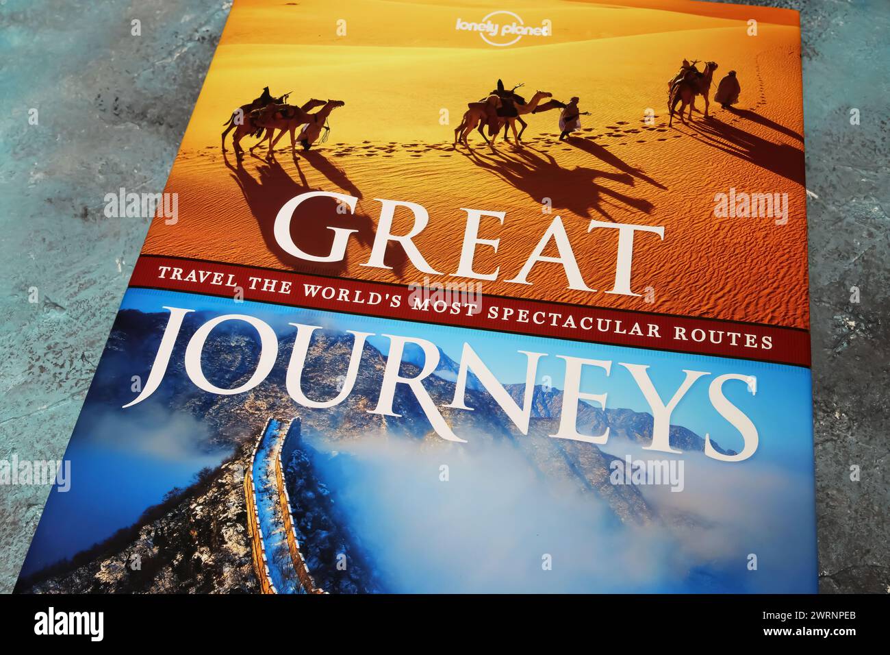 Viersen, Deutschland - 1. März. 2024: Nahaufnahme des Lonely Planet-Verlags (gebundenes Bildreisebuch Great Journeys) Stockfoto