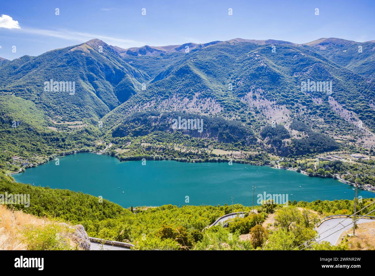 Der bezaubernde Scanno-See, von oben gesehen, mit seiner charakteristischen Herzform. In den Abruzzen, in der Provinz L'Aquila, zwischen dem Marsica gelegen Stockfoto