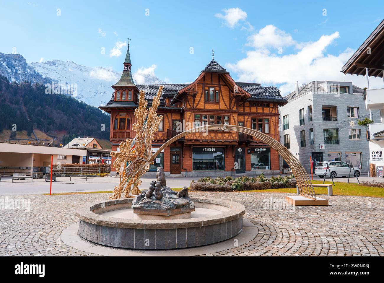 Brunnen und Schweizer Architektur im Skigebiet Engelberg, Schweiz Stockfoto