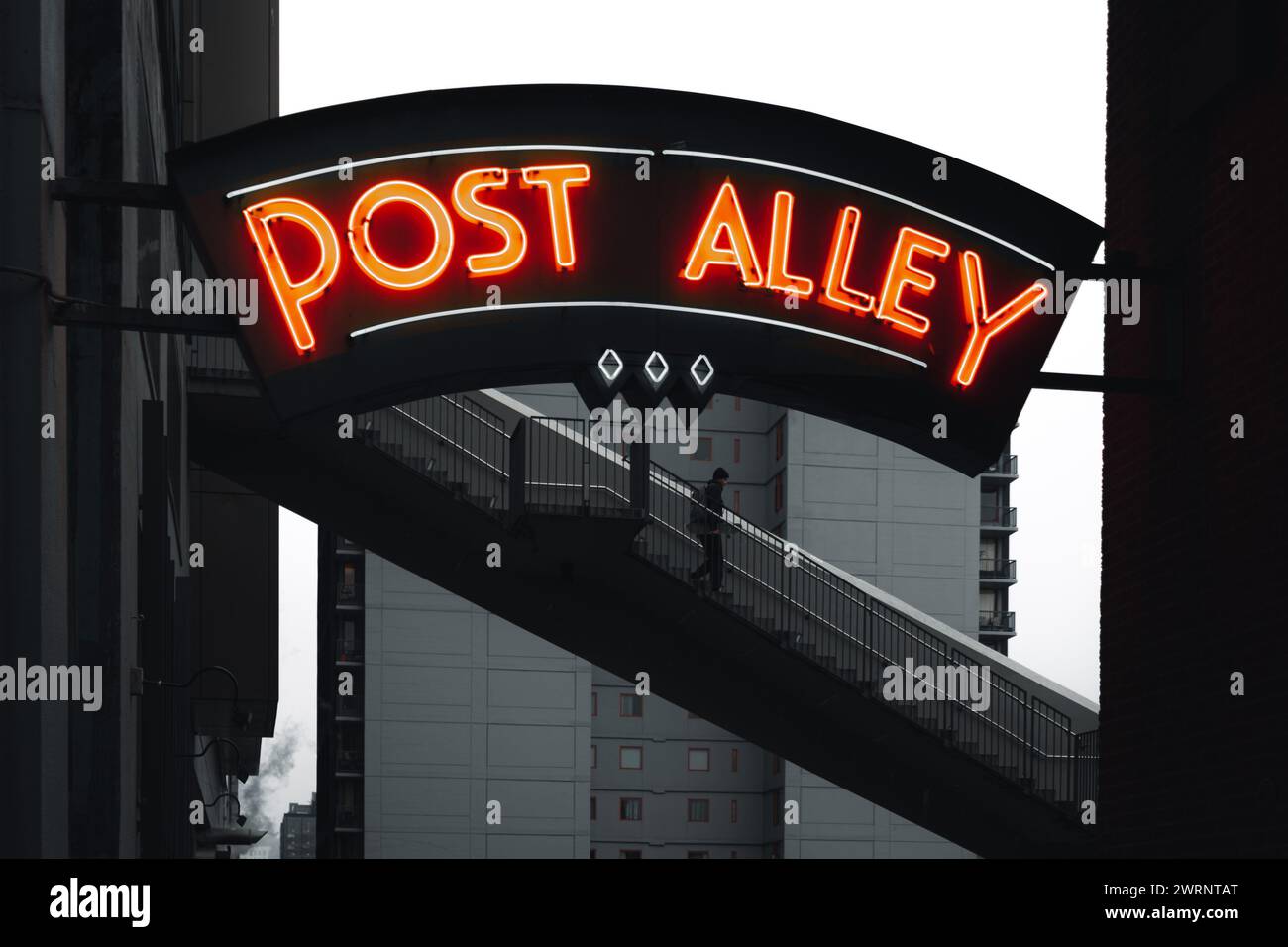 Ein Neonschild für die Post Alley auf der Außenseite eines Gebäudes Stockfoto