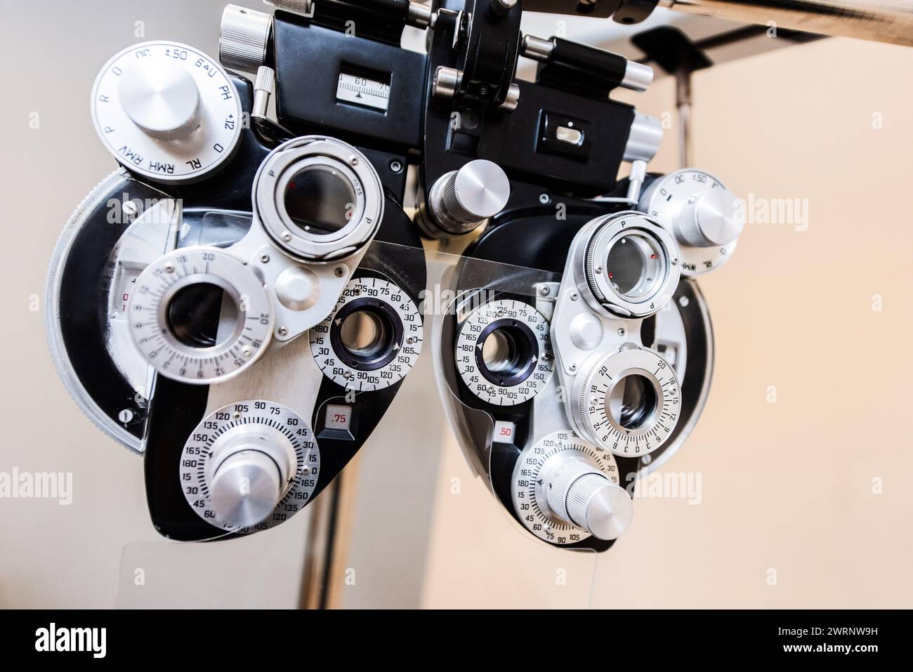 Opthalmisches Phoropter-Sichtprüfgerät bei Augenuntersuchungen Stockfoto