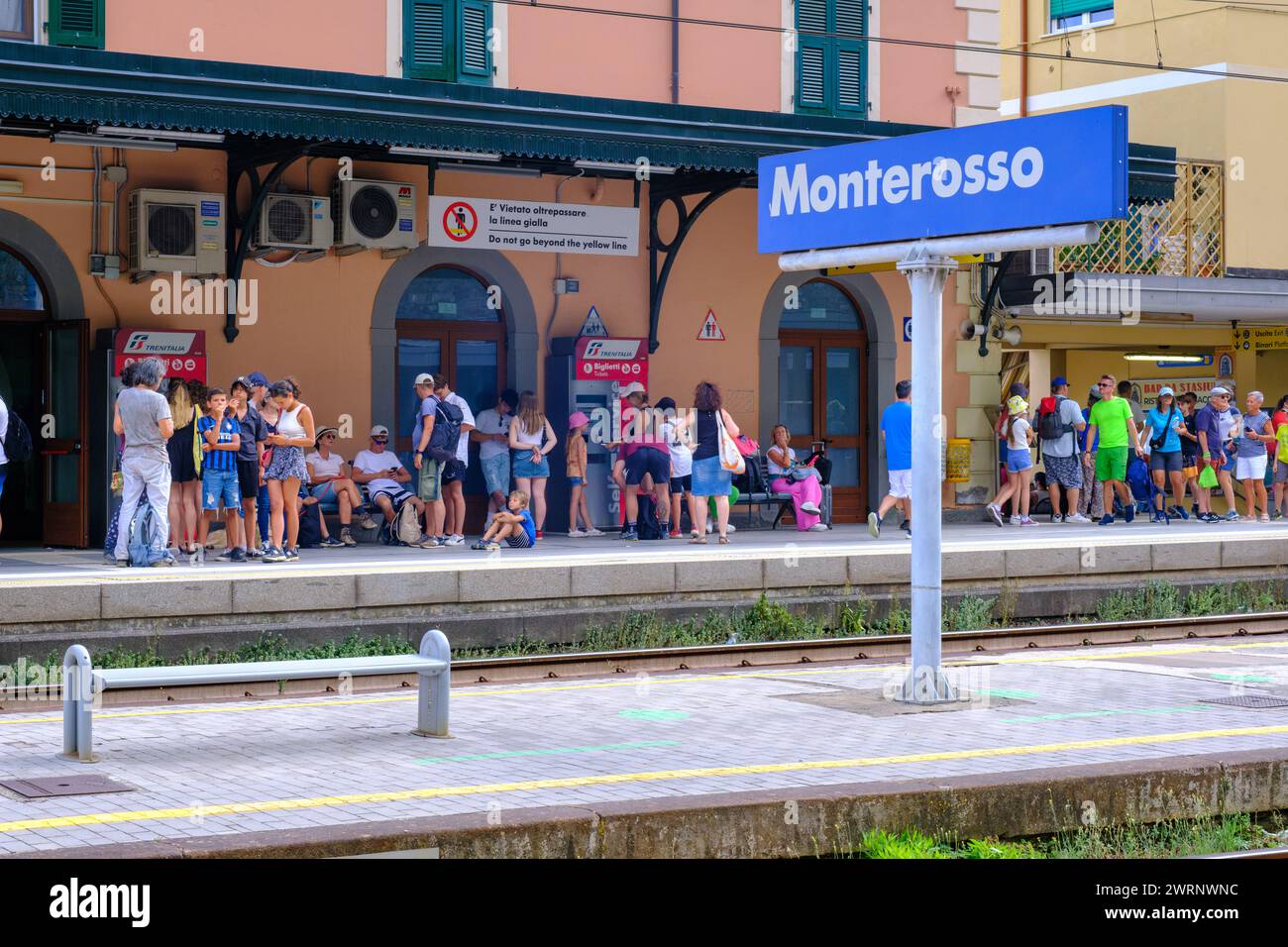 Monterosso al Mare, IT - 25. Juli 2023: Leute, die am Bahnhof Monterosso auf den Zug warten Stockfoto